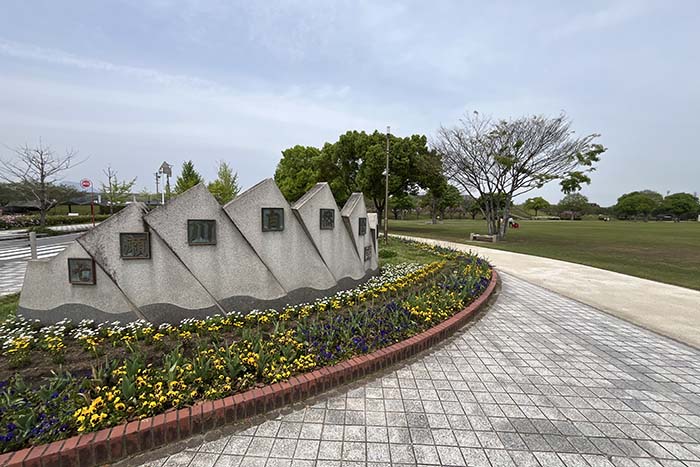 広い芝生に遊具、憩いの場も充実！「七瀬川自然公園」